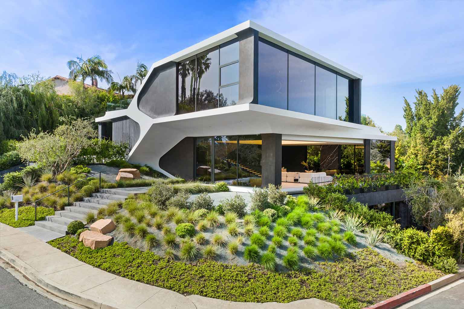 exterior shot of a modern house in los angeles VEAD7HX