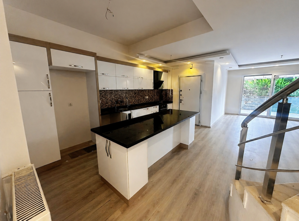 ESERDEN 34 CADDE BATIKENTTE SATILIK VİLLA