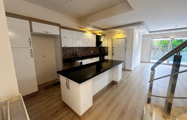 ESERDEN 34 CADDE BATIKENTTE SATILIK VİLLA