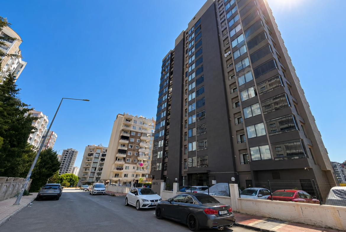 Merkez’de Havuzlu Ara Kat 2+1 Satılık Daire