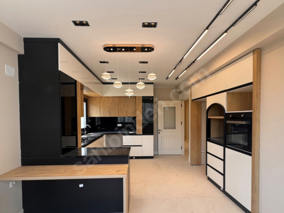 Mersin Mezitli 75. Yıl Mahallesi 2+1 120 m² Doğalgaz Kombili Satılık Daire