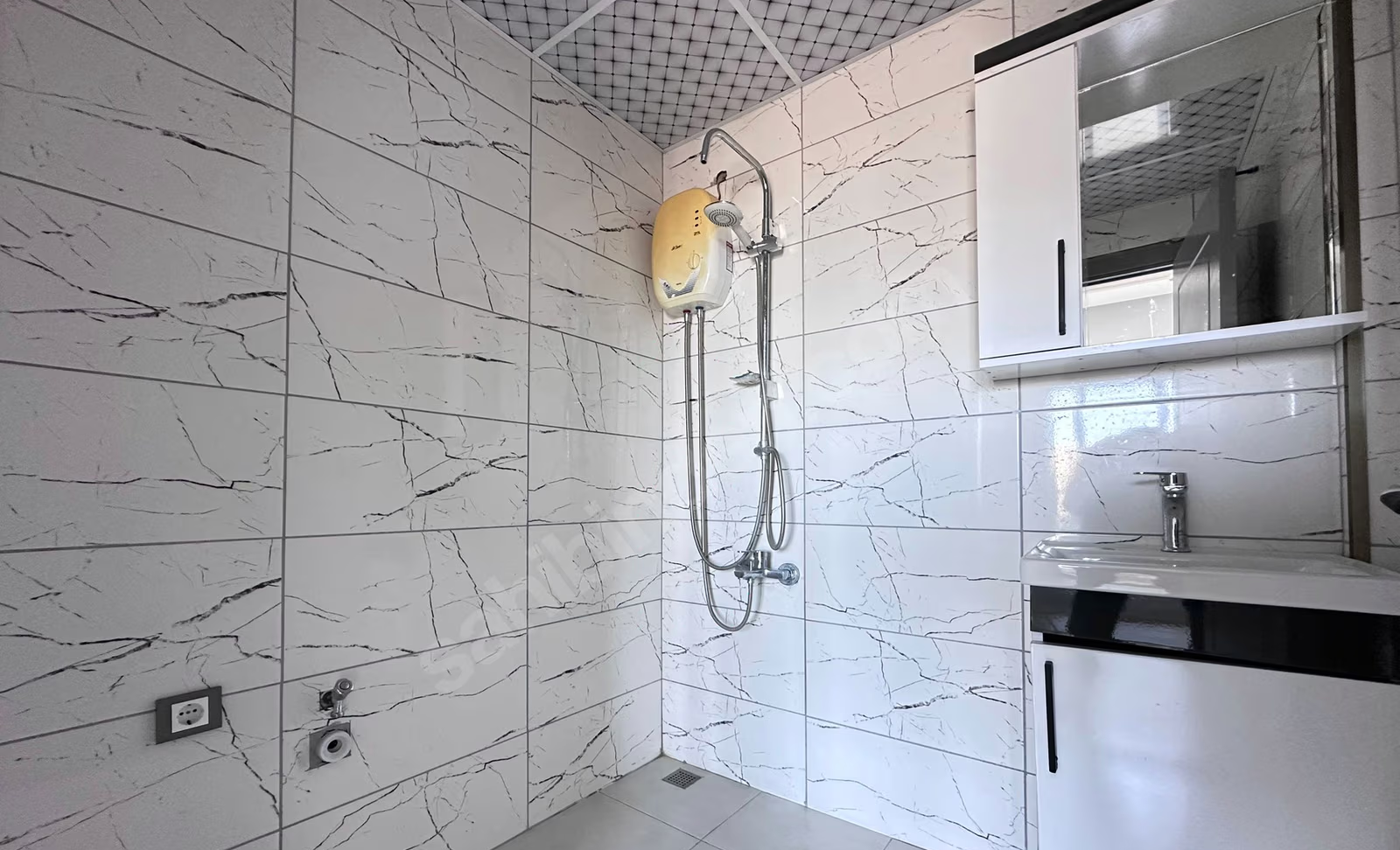 Mersin Mezitli 75. Yıl Mahallesi 2+1 95 m² Doğalgaz Kombili Satılık Daire