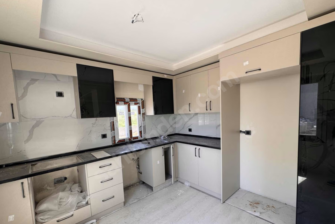 Mersin Mezitli 75. Yıl Mahallesi 3+0 175 m² Doğalgaz Kombili Satılık Daire