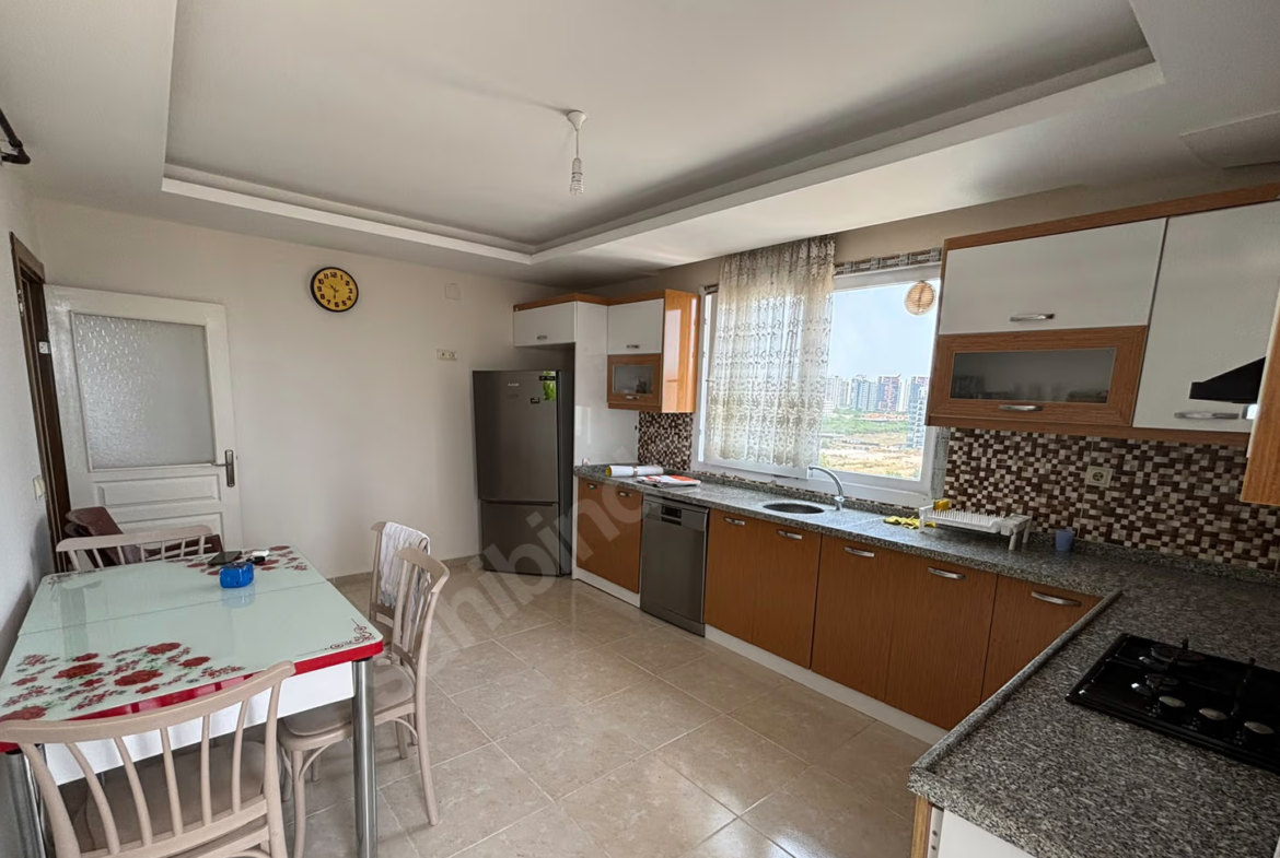 Mersin Mezitli 75. Yıl Mahallesi 3+1 140 m² Doğalgaz Kombili Kiralık Daire