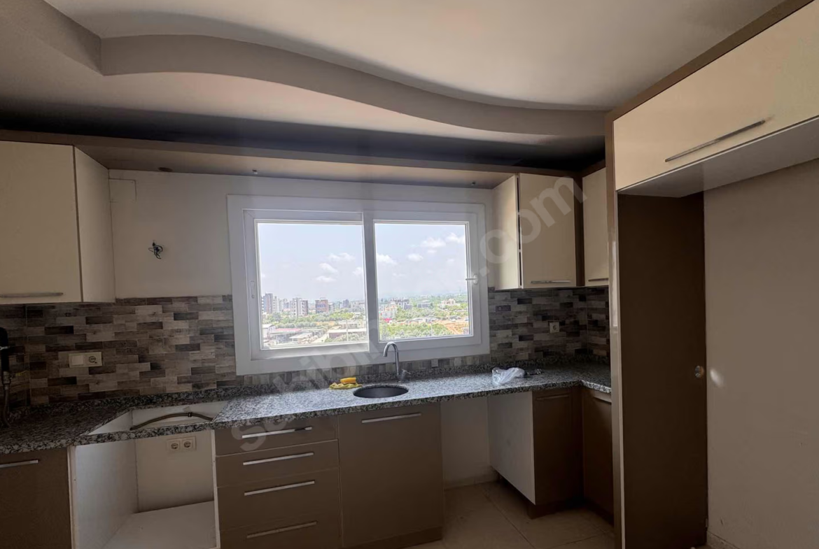 Mersin Mezitli 75. Yıl Mahallesi 3+1 170 m² Doğalgaz Kombili Satılık Daire