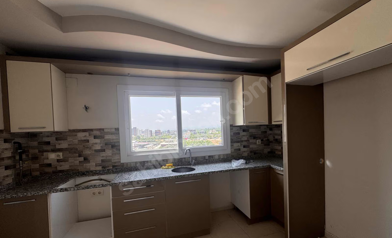 Mersin Mezitli 75. Yıl Mahallesi 3+1 170 m² Doğalgaz Kombili Satılık Daire