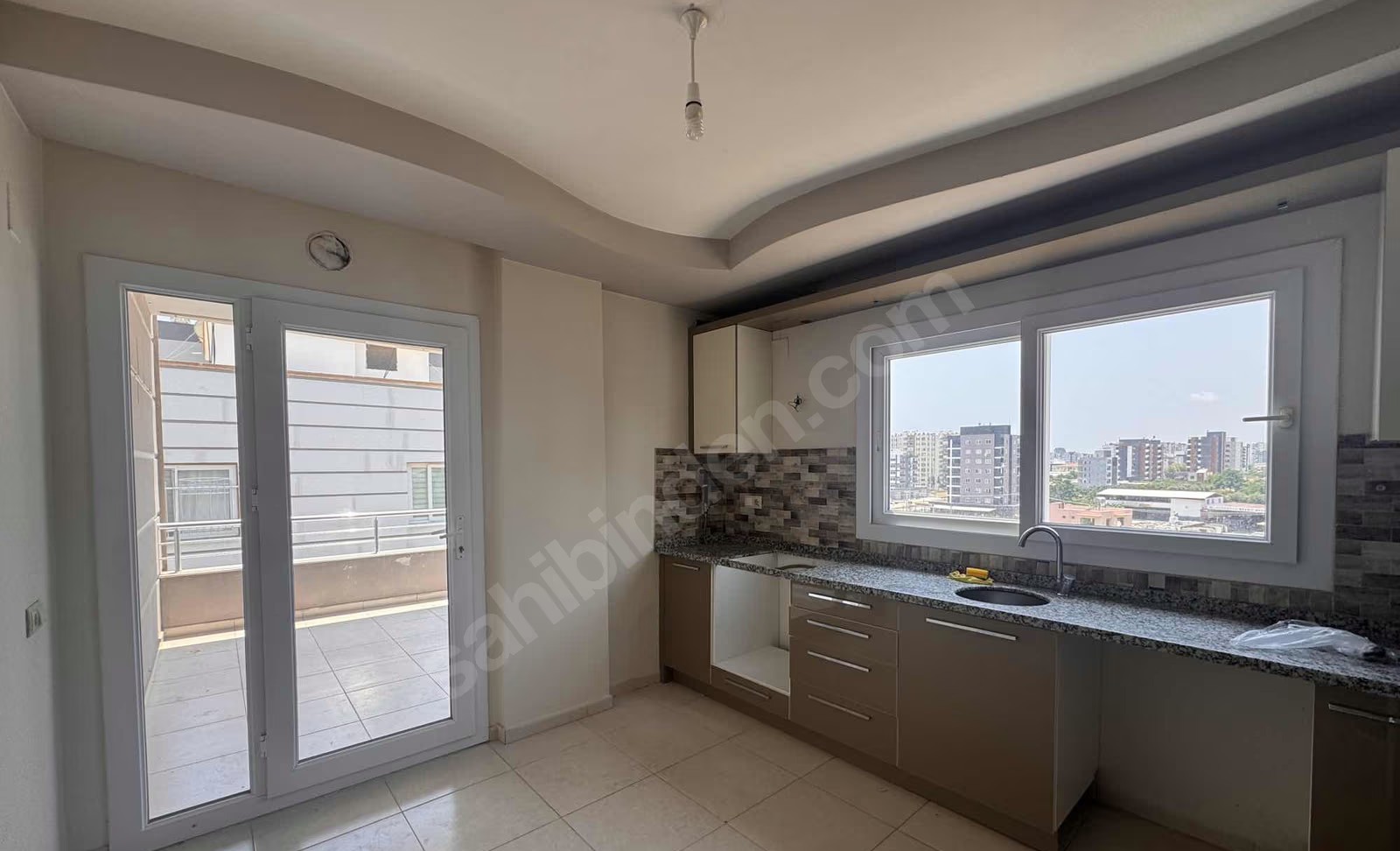 Mersin Mezitli 75. Yıl Mahallesi 3+1 170 m² Doğalgaz Kombili Satılık Daire