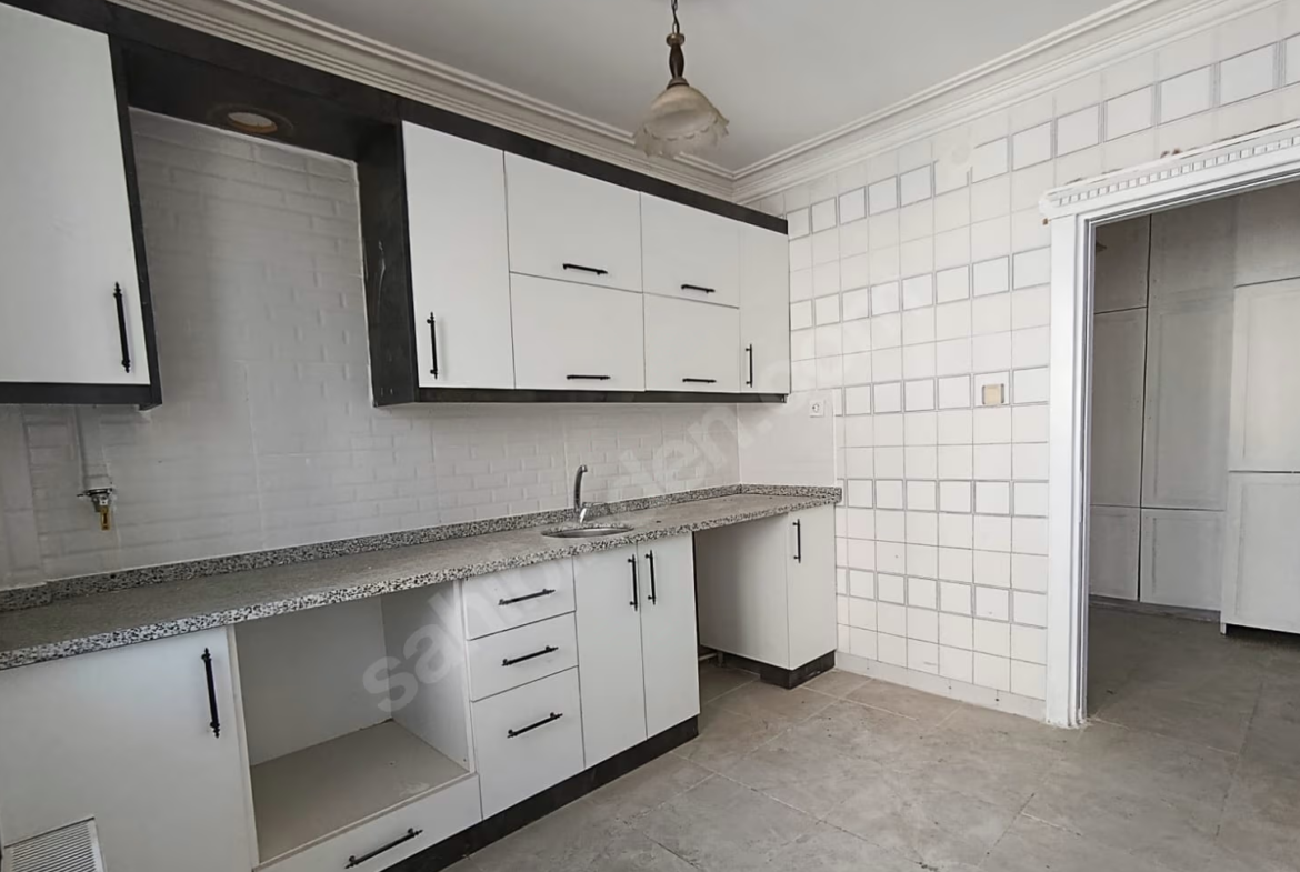Mersin Mezitli Akdeniz Mahallesi 3+1 150 m² Doğalgaz Kombili Satılık Daire