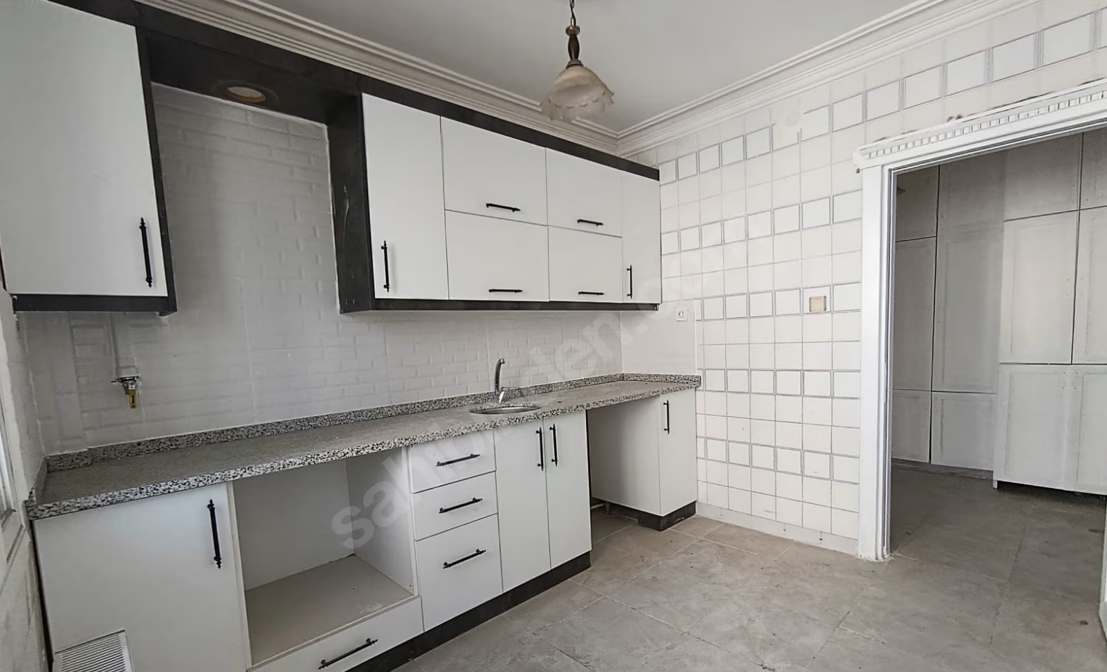 Mersin Mezitli Akdeniz Mahallesi 3+1 150 m² Doğalgaz Kombili Satılık Daire