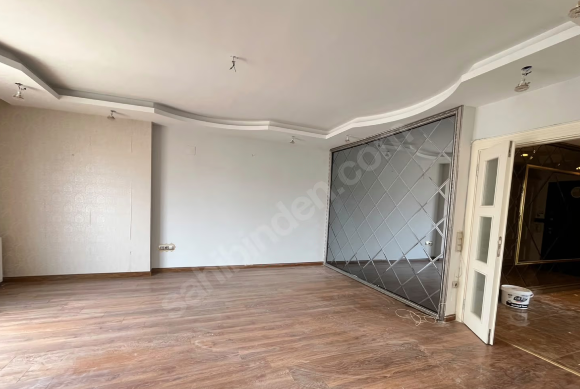Mersin Mezitli Akdeniz Mahallesi 4+1 190 m² Doğalgaz Kombili Kiralık Daire