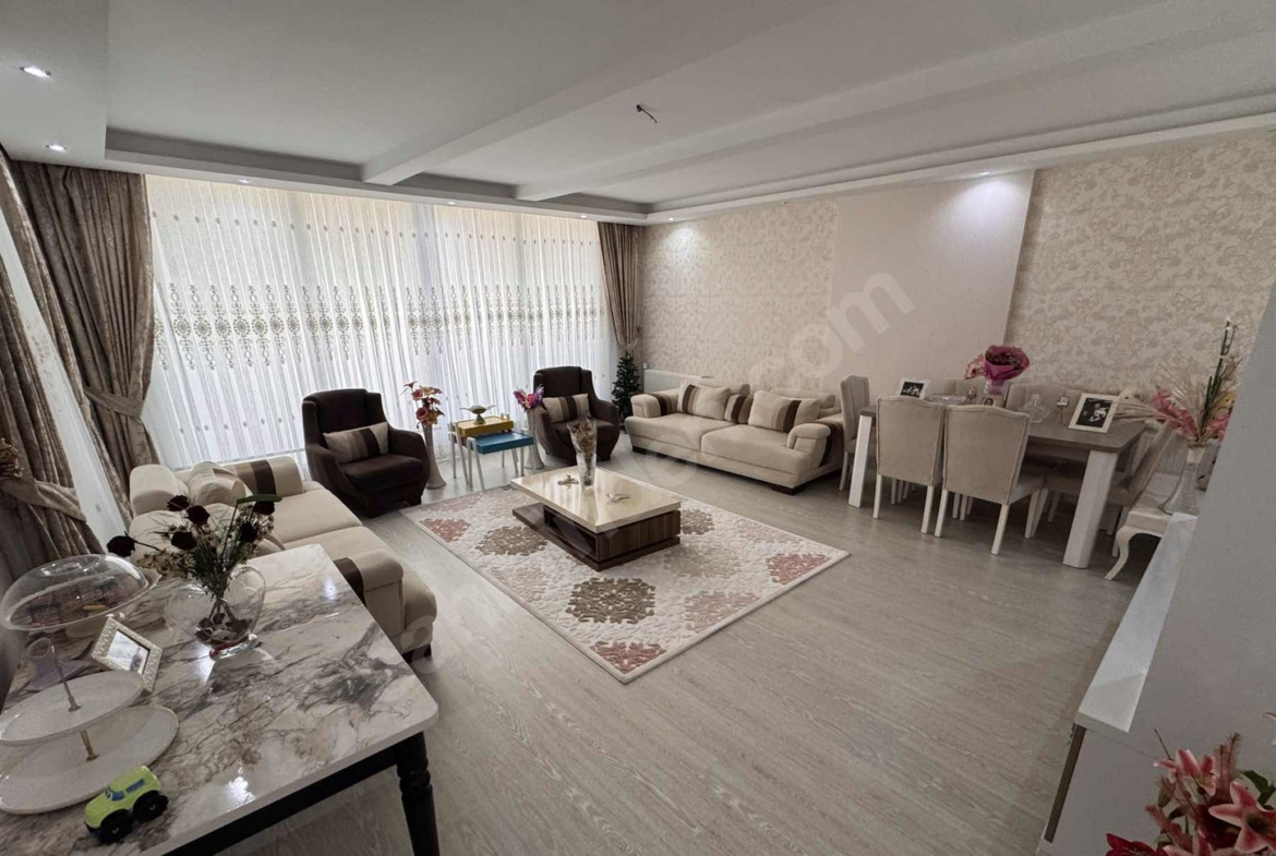 Mersin Mezitli Akdeniz Mahallesi 4+1 220 m² Doğalgaz Kombili Satılık Daire