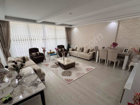 Mersin Mezitli Akdeniz Mahallesi 4+1 220 m² Doğalgaz Kombili Satılık Daire
