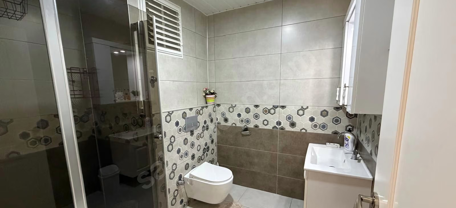 Mersin Mezitli Akdeniz Mahallesi 4+1 220 m² Doğalgaz Kombili Satılık Daire