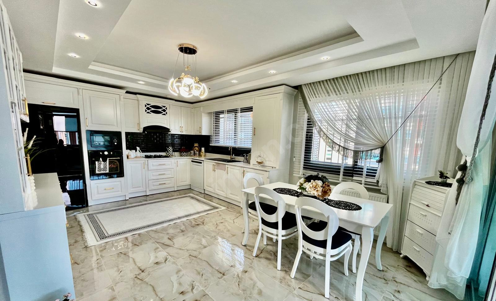 Mersin Mezitli Akdeniz Mahallesi 4+1 250 m² Doğalgaz Kombili Satılık Daire