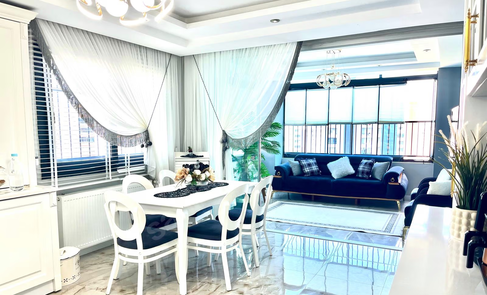Mersin Mezitli Akdeniz Mahallesi 4+1 250 m² Doğalgaz Kombili Satılık Daire