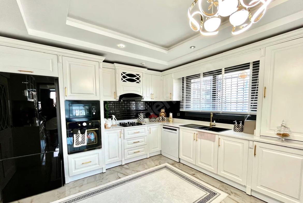Mersin Mezitli Akdeniz Mahallesi 4+1 250 m² Doğalgaz Kombili Satılık Daire