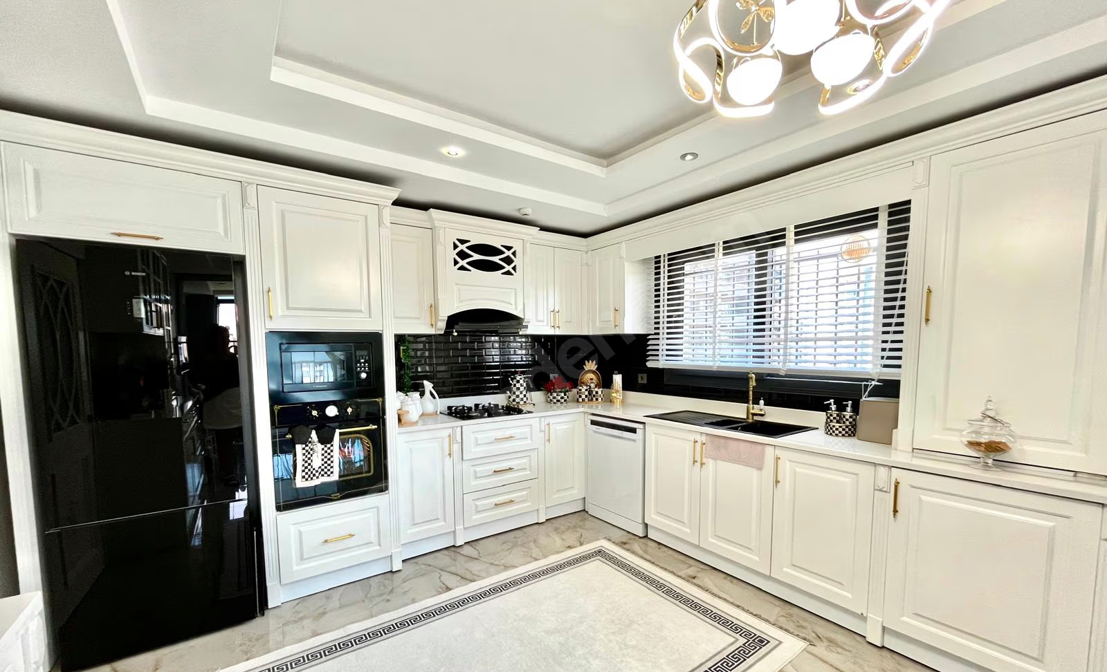 Mersin Mezitli Akdeniz Mahallesi 4+1 250 m² Doğalgaz Kombili Satılık Daire
