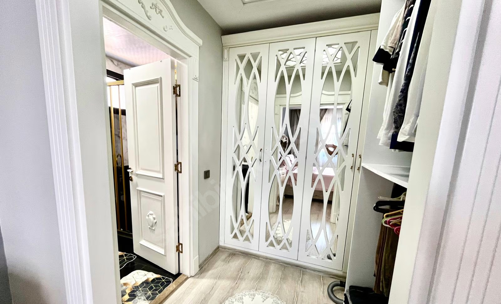 Mersin Mezitli Akdeniz Mahallesi 4+1 250 m² Doğalgaz Kombili Satılık Daire