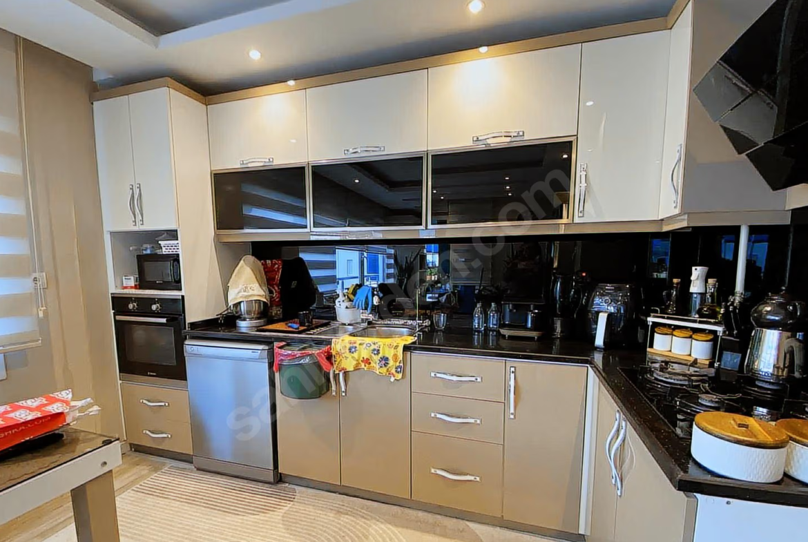 Mersin Mezitli Akdeniz Mahallesi 4+1 260 m² Doğalgaz Kombili Satılık Daire