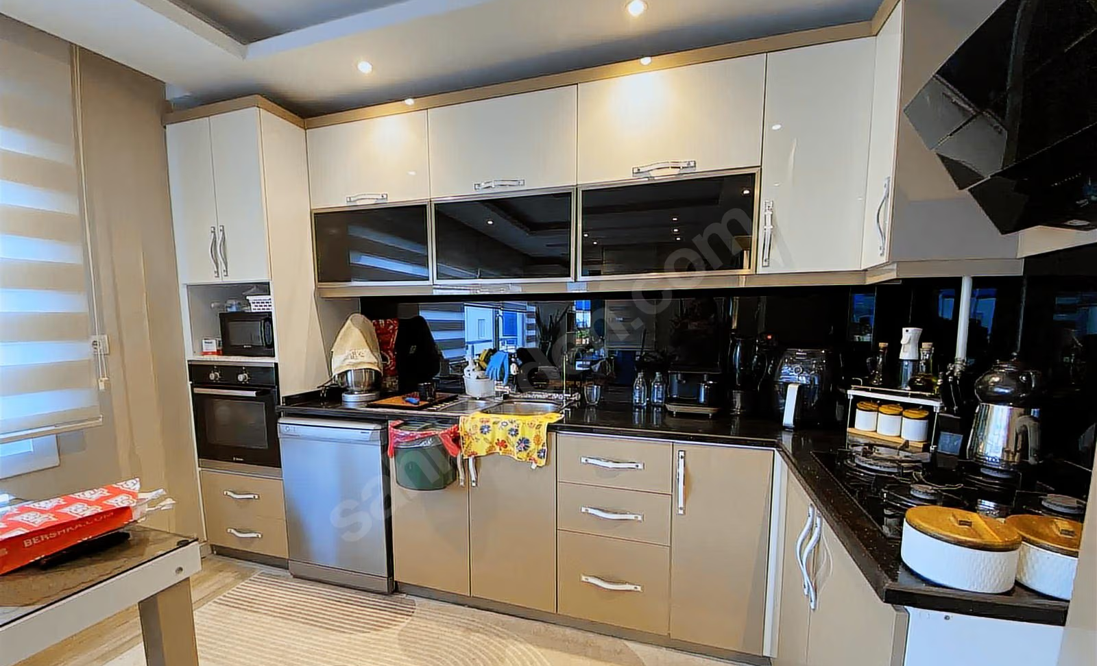 Mersin Mezitli Akdeniz Mahallesi 4+1 260 m² Doğalgaz Kombili Satılık Daire