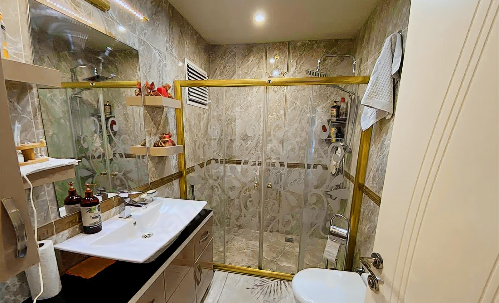 Mersin Mezitli Akdeniz Mahallesi 4+1 260 m² Doğalgaz Kombili Satılık Daire