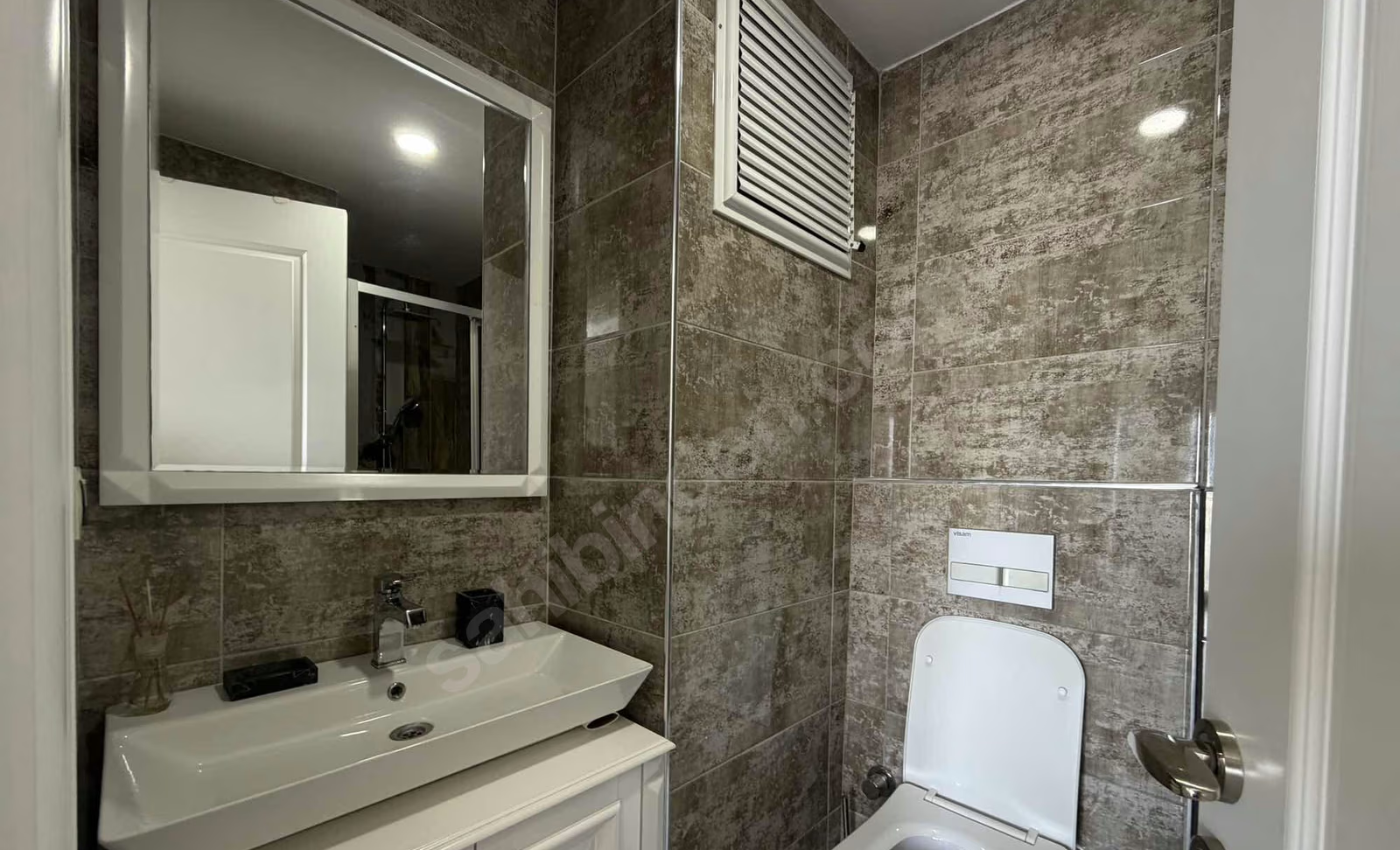 Mersin Mezitli Deniz Mahallesi 2+1 95 m² Doğalgaz Kombili Satılık Daire