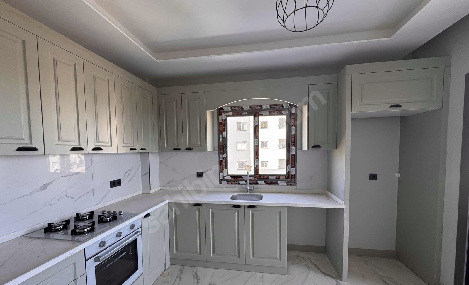 Mersin Mezitli Esenbağlar Mahallesi 3+1 180 m² Doğalgaz Kombili Satılık Daire