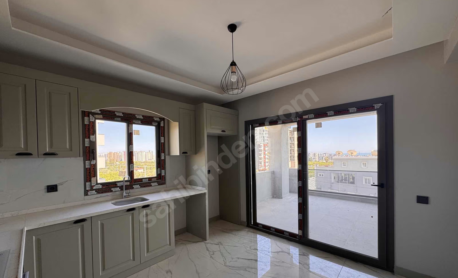 Mersin Mezitli Esenbağlar Mahallesi 3+1 180 m² Doğalgaz Kombili Satılık Daire