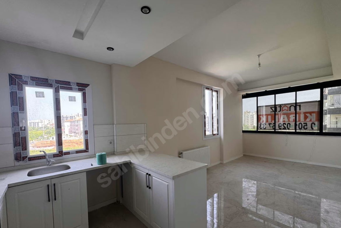Mersin Mezitli İstiklal Mahallesi 2+1 95 m² Doğalgaz Kombili Kiralık Daire