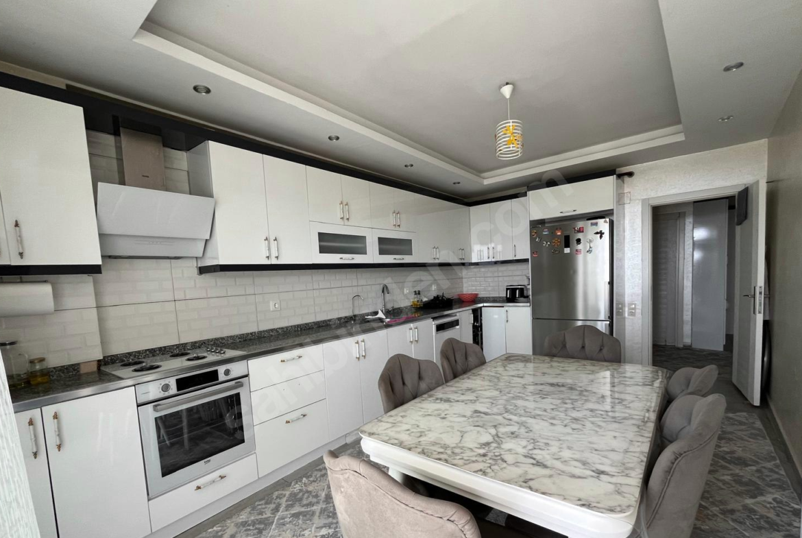 Mersin Mezitli İstiklal Mahallesi 3+1 185 m² Doğalgaz Kombili Satılık Daire