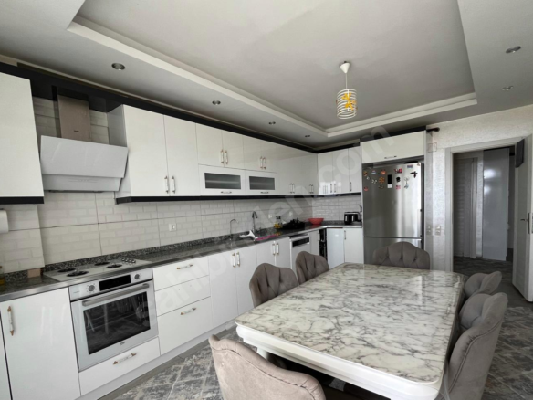 Mersin Mezitli İstiklal Mahallesi 3+1 185 m² Doğalgaz Kombili Satılık Daire
