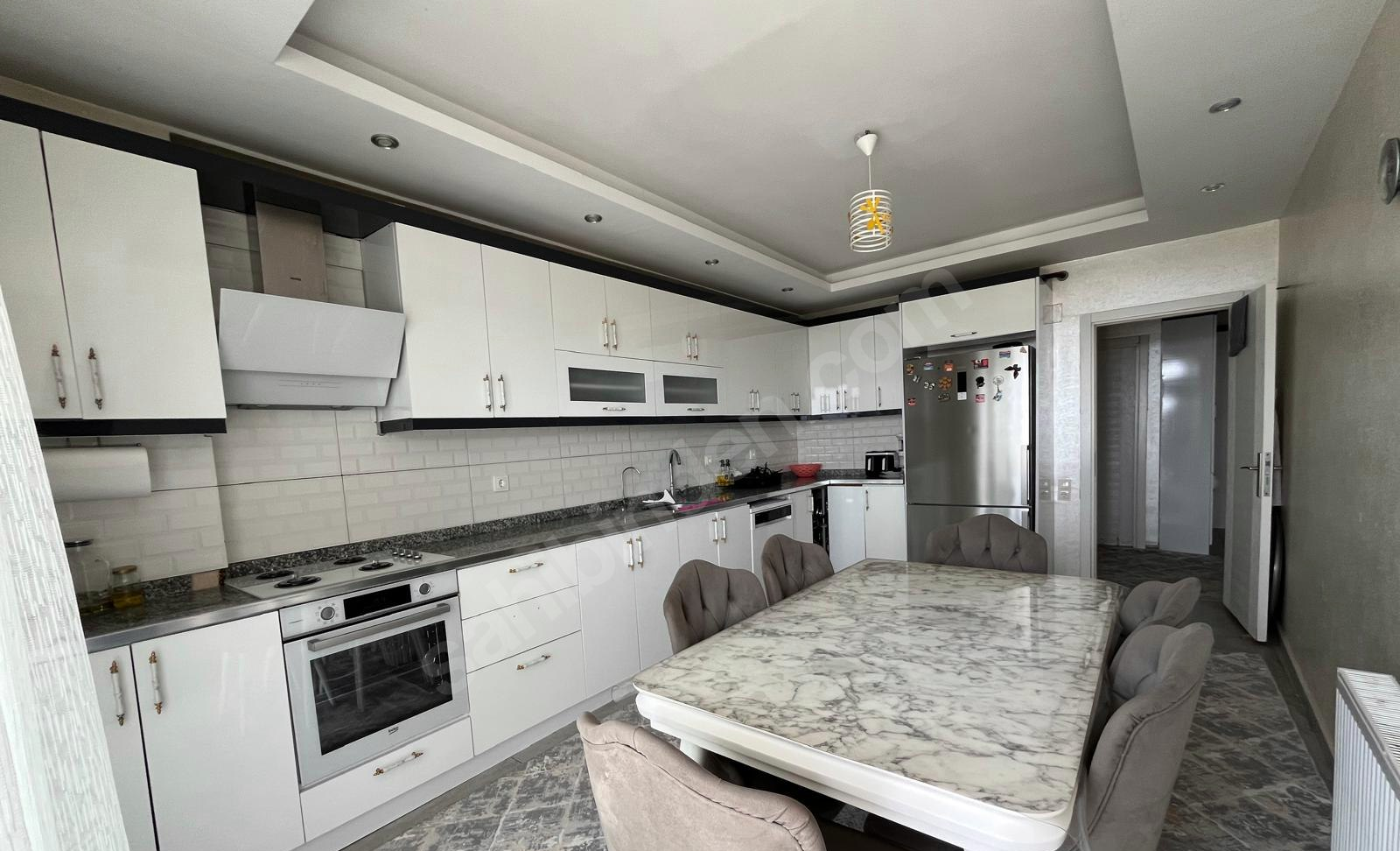 Mersin Mezitli İstiklal Mahallesi 3+1 185 m² Doğalgaz Kombili Satılık Daire