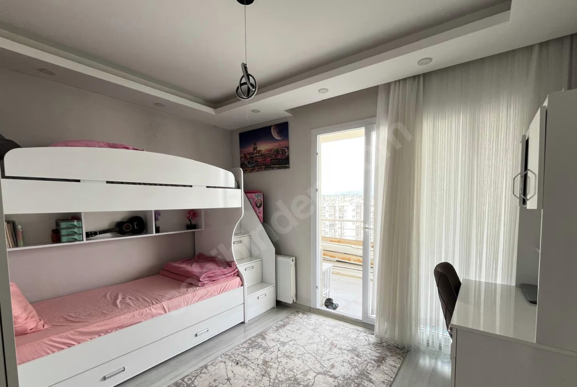 Mersin Mezitli İstiklal Mahallesi 3+1 185 m² Doğalgaz Kombili Satılık Daire