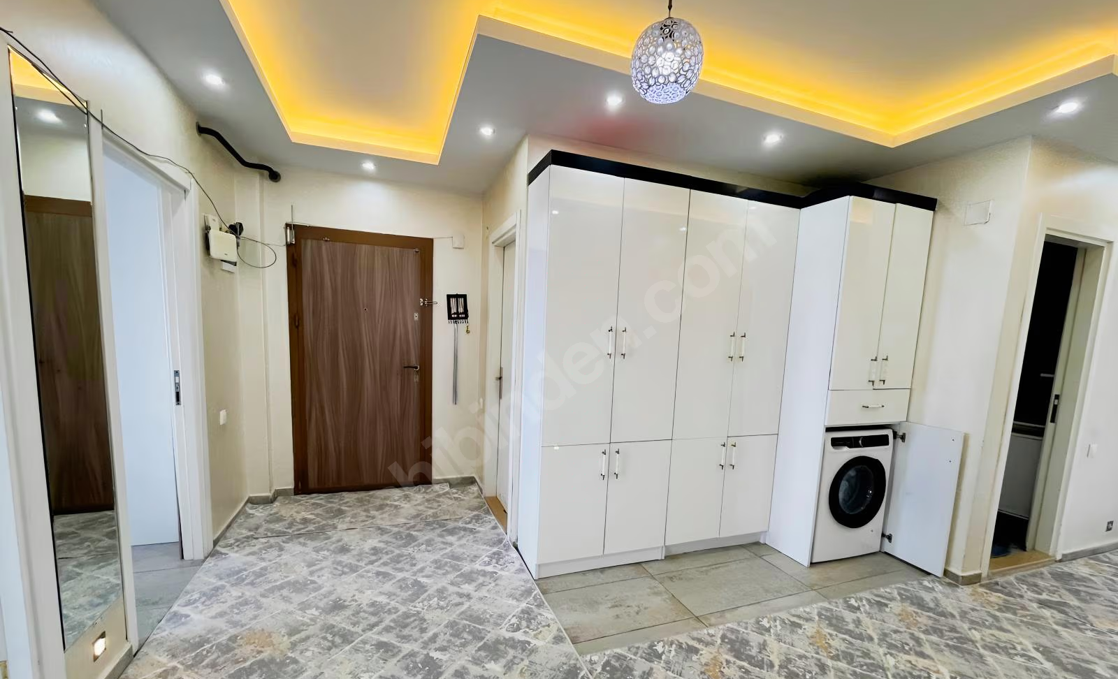 Mersin Mezitli İstiklal Mahallesi 3+1 185 m² Doğalgaz Kombili Satılık Daire