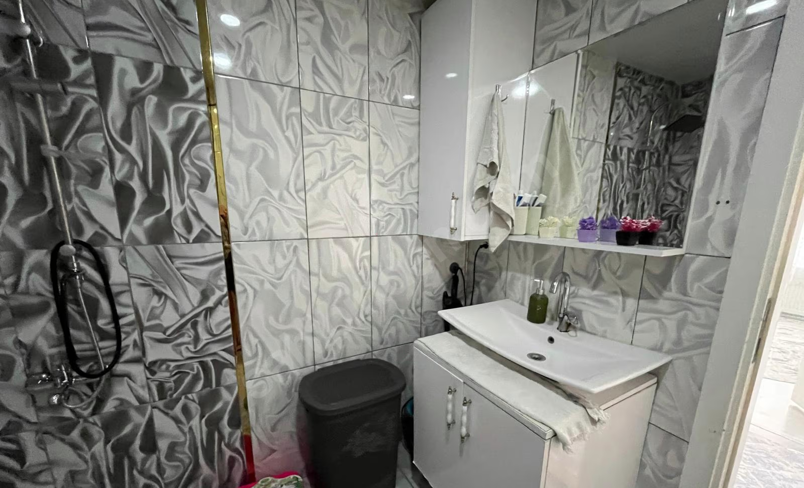Mersin Mezitli İstiklal Mahallesi 3+1 185 m² Doğalgaz Kombili Satılık Daire