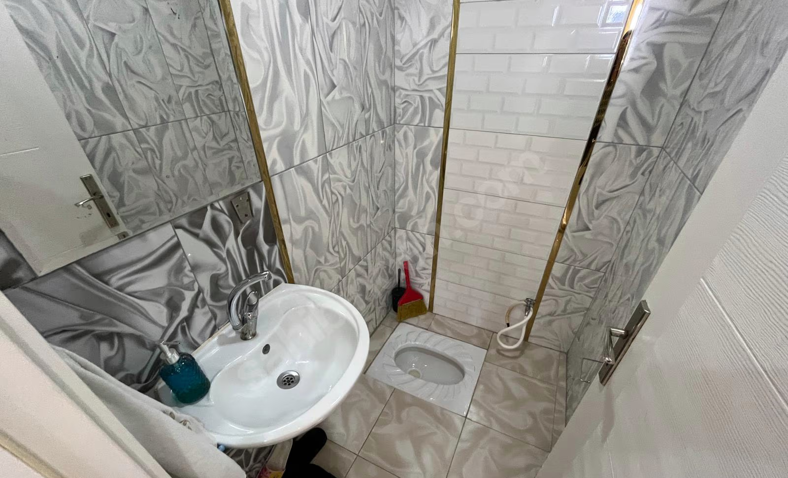 Mersin Mezitli İstiklal Mahallesi 3+1 185 m² Doğalgaz Kombili Satılık Daire
