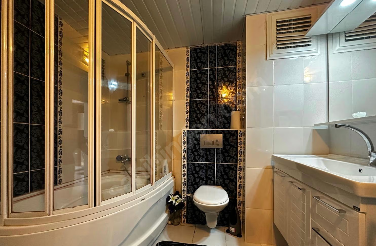 Mersin Mezitli Menderes Mahallesi 3+1 145 m² Klima Satılık Daire
