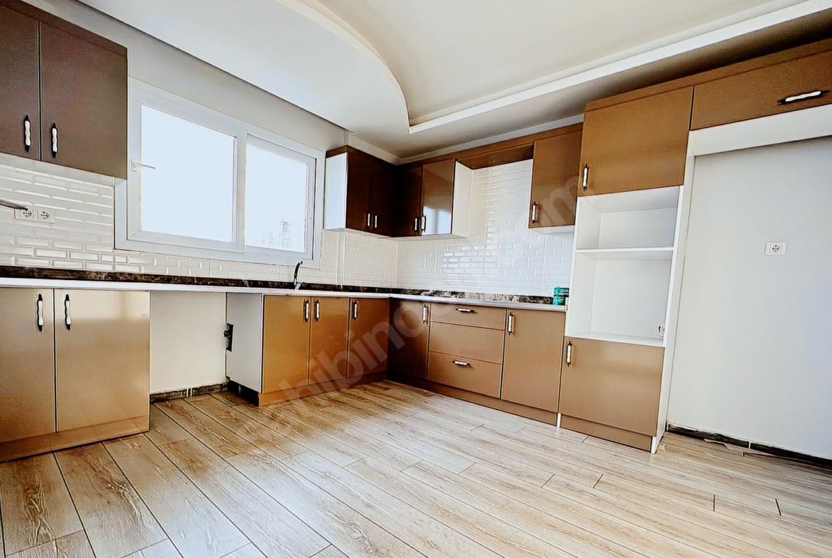Mersin Mezitli Merkez Mahallesi 3+1 160 m² Doğalgaz Kombili Satılık Daire