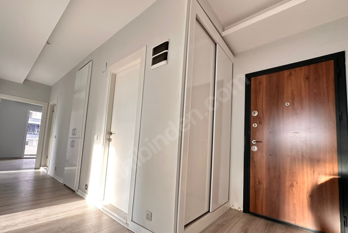 Mersin Mezitli Merkez Mahallesi 3+1 160 m² Doğalgaz Kombili Satılık Daire