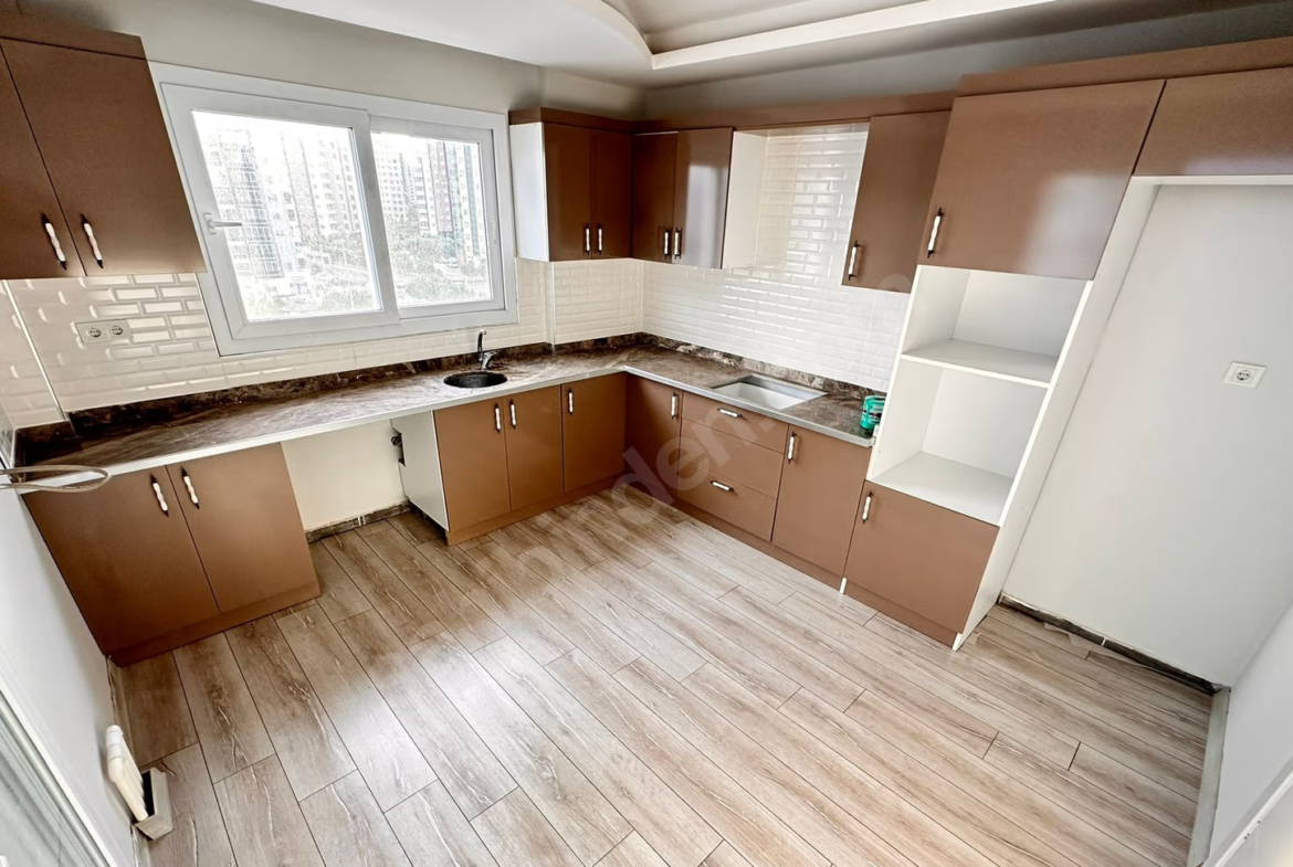 Mersin Mezitli Merkez Mahallesi 3+1 160 m² Doğalgaz Kombili Satılık Daire