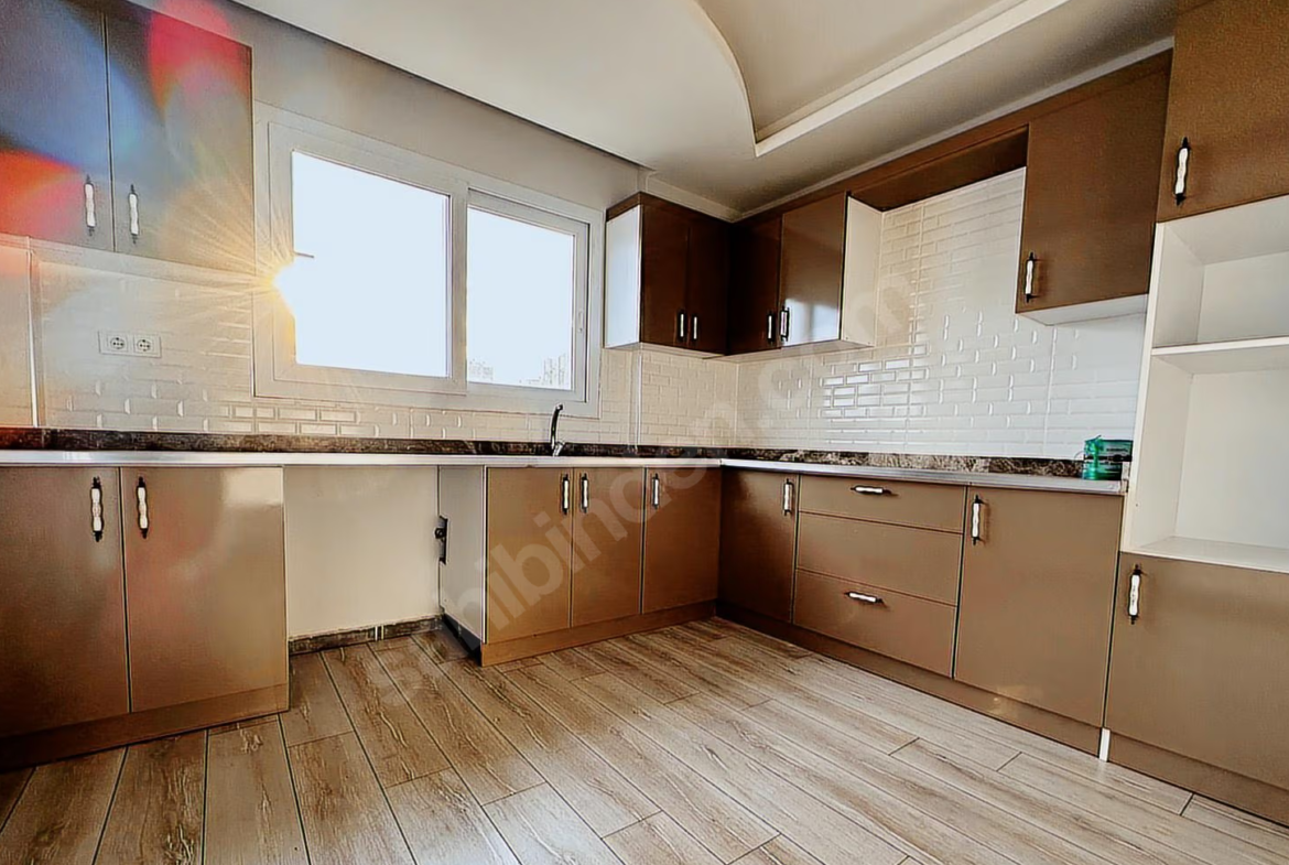 Mersin Mezitli Merkez Mahallesi 3+1 160 m² Doğalgaz Kombili Satılık Daire
