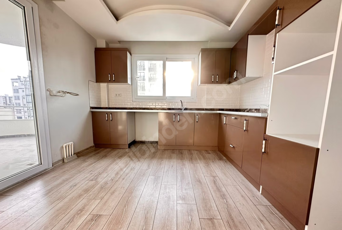 Mersin Mezitli Merkez Mahallesi 3+1 160 m² Doğalgaz Kombili Satılık Daire
