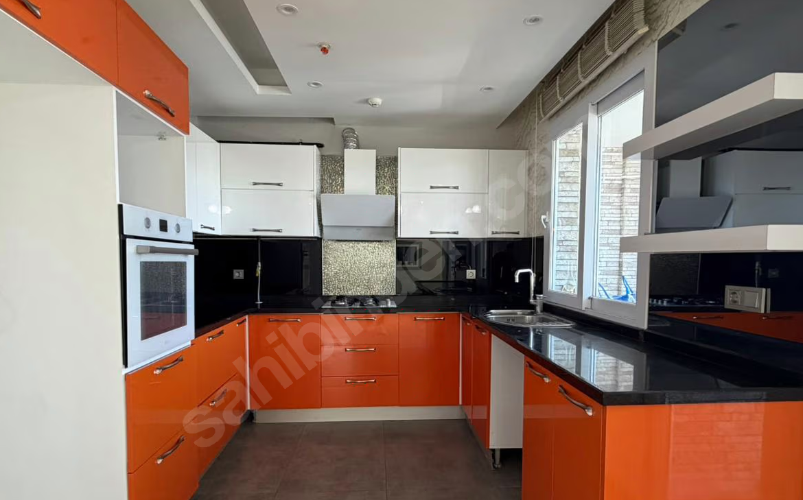 Mersin Mezitli Merkez Mahallesi 4+1 220 m² Doğalgaz Kombili Satılık Daire