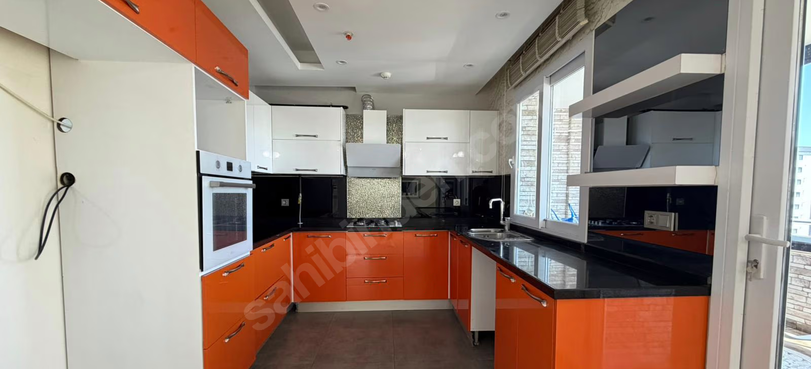 Mersin Mezitli Merkez Mahallesi 4+1 220 m² Doğalgaz Kombili Satılık Daire