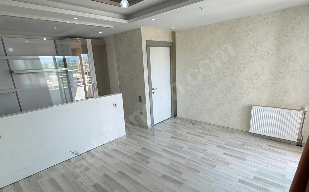 Mersin Mezitli Merkez Mahallesi 4+1 220 m² Doğalgaz Kombili Satılık Daire