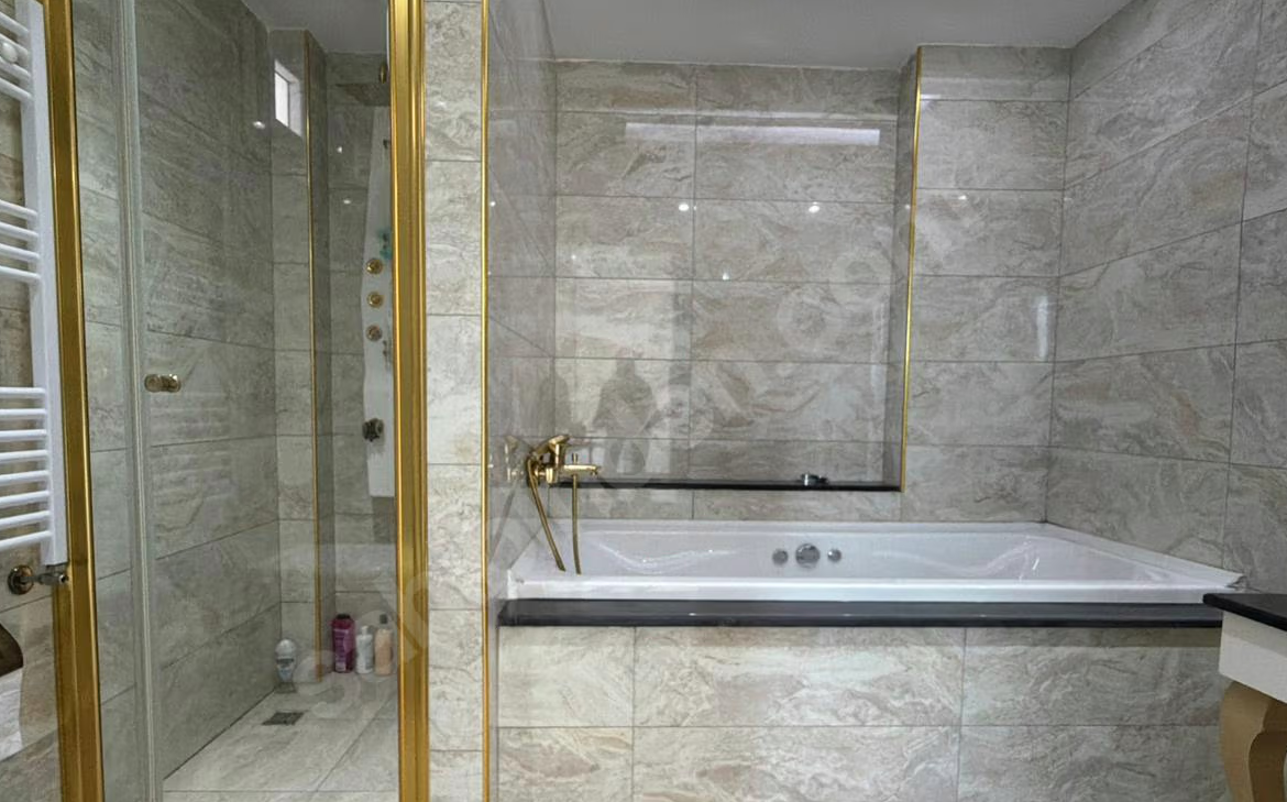 Mersin Mezitli Merkez Mahallesi 4+1 220 m² Doğalgaz Kombili Satılık Daire