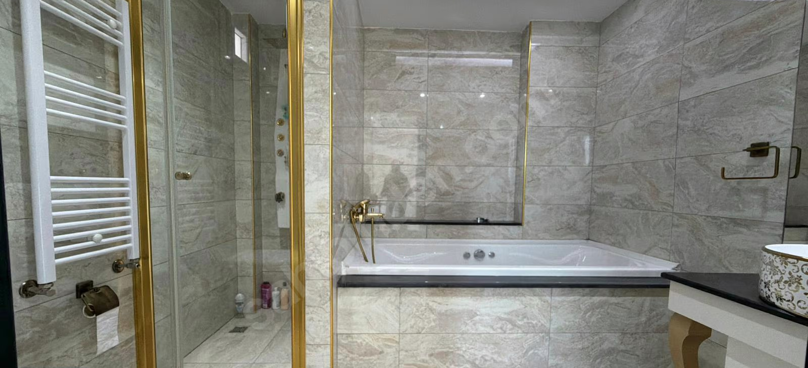 Mersin Mezitli Merkez Mahallesi 4+1 220 m² Doğalgaz Kombili Satılık Daire