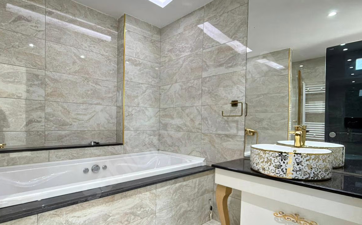 Mersin Mezitli Merkez Mahallesi 4+1 220 m² Doğalgaz Kombili Satılık Daire