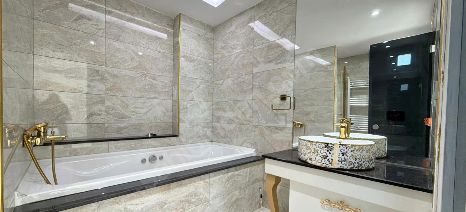 Mersin Mezitli Merkez Mahallesi 4+1 220 m² Doğalgaz Kombili Satılık Daire