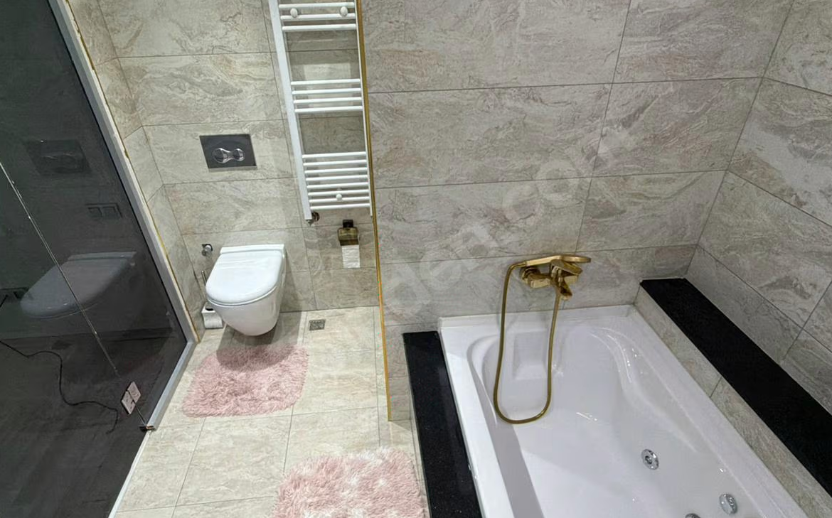 Mersin Mezitli Merkez Mahallesi 4+1 220 m² Doğalgaz Kombili Satılık Daire